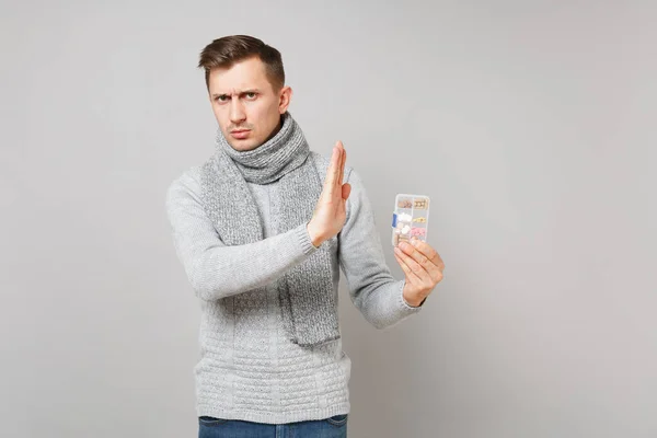 Hombre Joven Preocupado Suéter Gris Bufanda Que Muestra Gesto Stop —  Fotos de Stock