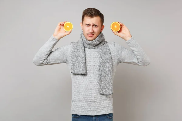 Joven Desanimado Suéter Gris Bufanda Con Naranjas Aisladas Sobre Fondo — Foto de Stock