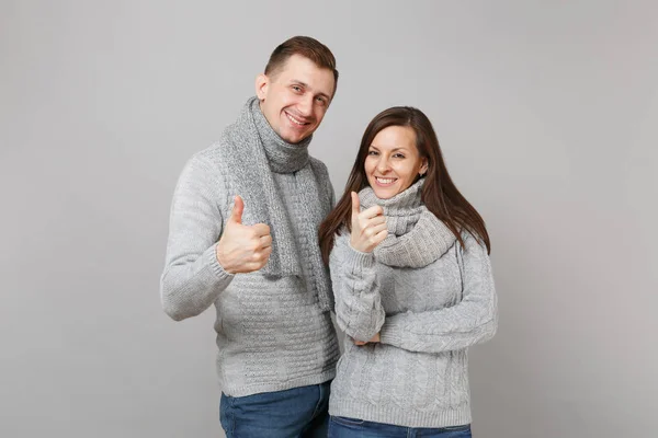 Jonge Schattige Paar Meisje Man Grijze Truien Sjaals Samen Geïsoleerd — Stockfoto