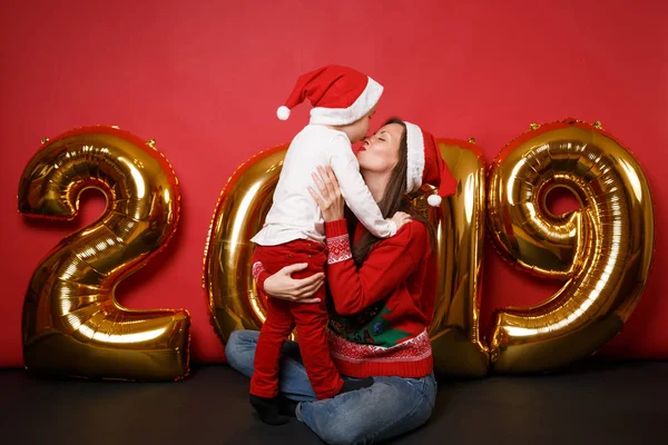 Wesołych Świąt Mama Chłopiec Santa Hat Christmas Holiday Party Okazji — Zdjęcie stockowe
