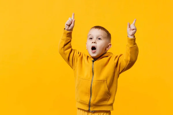 Маленький Милий Хлопчик Роки Жовтому Одязі Ізольований Яскраво Оранжевому Фоні — стокове фото