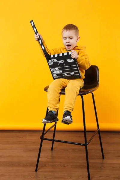 小孩子男孩3 4岁在黄色衣服查出在橙色墙壁背景 孩子演播室画像 人们对儿童的生活方式概念 手拿薄膜制作隔板 模拟复制空间 — 图库照片