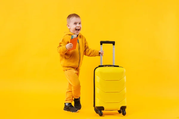 Pequeño Viajero Niño Turista Años Aislado Estudio Fondo Pared Color — Foto de Stock