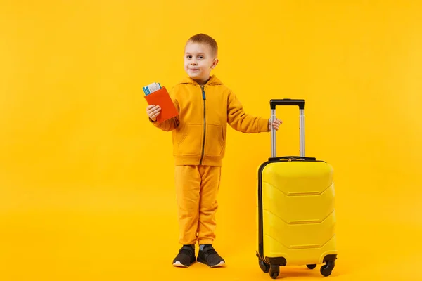 Pequeño Viajero Niño Turista Años Aislado Estudio Fondo Pared Color — Foto de Stock