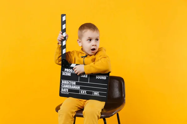 Petit Garçon Ans Vêtements Jaunes Isolé Sur Fond Mural Orange — Photo