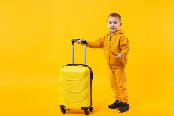 Kis Utazó Turisztikai Gyerek Fiú Éves Elszigetelt Sárga Narancs Fal — Stock Fotó
