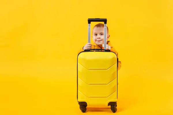 Маленький Мандрівник Туристичний Хлопчик Роки Ізольований Жовтій Оранжевій Стіні Фонової — стокове фото