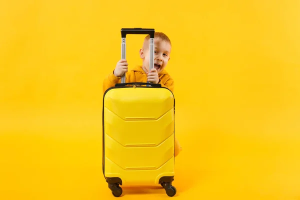 Pequeño Viajero Niño Turista Años Aislado Estudio Fondo Pared Color — Foto de Stock