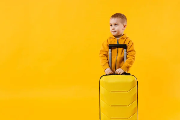 Pequeño Viajero Niño Turista Años Aislado Estudio Fondo Pared Color — Foto de Stock