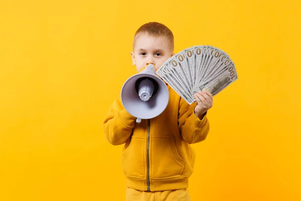 Menino Pequeno Feliz Roupas Amarelas Segurar Dinheiro Notas Dólar Megafone — Fotografia de Stock