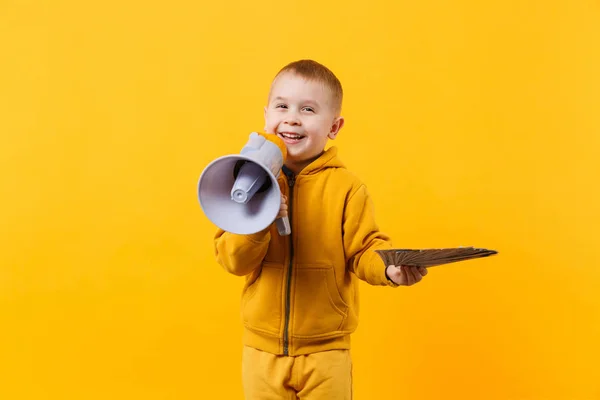 Šťastné Dítě Chlapeček Žluté Oblečení Drží Ventilátor Peněz Dolarové Bankovky — Stock fotografie