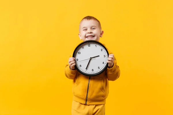 Niño Pequeño Años Edad Con Ropa Amarilla Mantenga Reloj Aislado — Foto de Stock