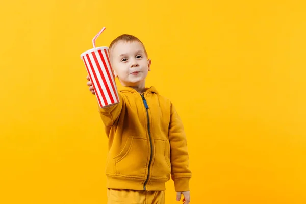 Trochu Legrace Veselý Kluk Kluk Let Nošení Žluté Oblečení Drží — Stock fotografie