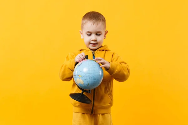 Pequeño Niño Lindo Con Ropa Amarilla Sostienen Mundo Tierra Globo — Foto de Stock