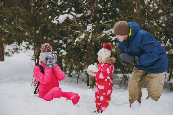 Felice Donna Famiglia Uomo Bambina Inverno Vestiti Caldi Giocare Fare — Foto Stock