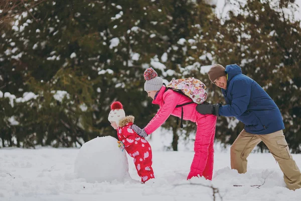 Family Woman Man Little Girl Warm Clothes Playing Making Snowman — Stock Photo, Image