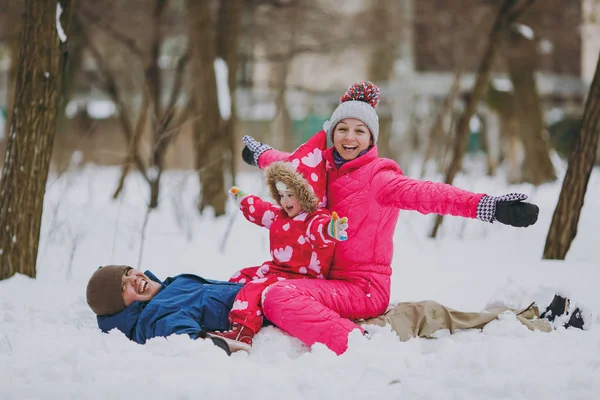 Smál Rodiny Žena Muž Holčička Teplé Oblečení Ležet Sedět Sněhu — Stock fotografie