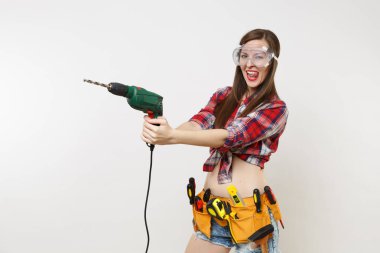 Güçlü genç enerji ev erkeği kadın ekose üst gömlek kot kemer koruyucu gözlük araçların tam tutun beyaz arka plan üzerinde izole elektrikli matkap Seti Araçları şort. Kadın erkek çalışmalarında