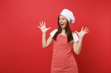 Ev hanımı kadın şef aşçı baker izole kırmızı duvar arka plan üzerinde çizgili önlük, beyaz tişört, toque şefler şapkalı. Şok deli çılgın eğlence kahya kadın eller yayılıyor. Kopyalama alanı kavramı alay