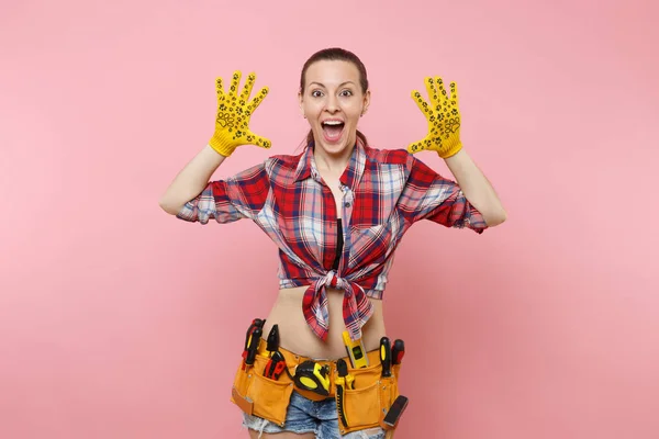 Forte Jovem Divertido Faz Tudo Mulher Camisa Xadrez Calções Jeans — Fotografia de Stock