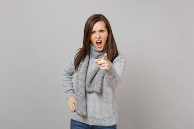 Sıkı genç kız gri süveterli işaret parmağı üzerinde gri arka plan üzerinde izole kamera küfür eşarp. Sağlıklı moda yaşam tarzı insanların samimi duygular soğuk sezon kavramı. Kopyalama alanı alay