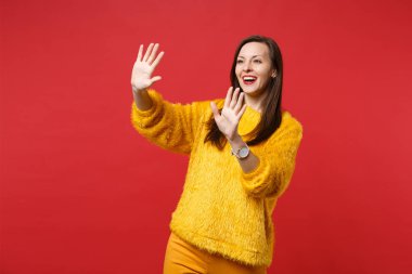 İtme gibi bir şey sanal ekran izole kırmızı duvar arka plan üzerinde yüzen düğmesine tıklayın genç kadın dokunmatik heyecan. İnsanlar samimi duygular, yaşam kavramı. Kopyalama alanı alay