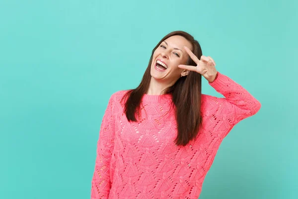 Riéndose Atractiva Joven Mujer Suéter Punto Rosa Que Muestra Signo —  Fotos de Stock