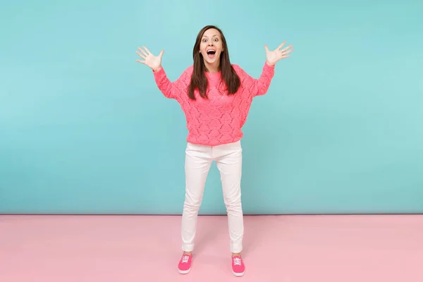 Ritratto Figura Intera Giovane Donna Sorridente Maglione Rosa Lavorato Maglia — Foto Stock