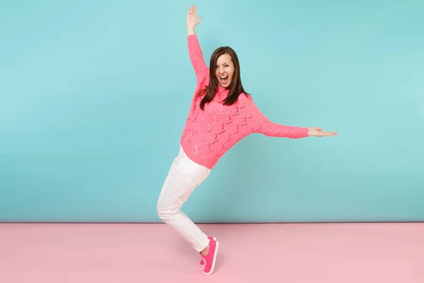 Ritratto Figura Intera Giovane Donna Sorridente Maglione Rosa Lavorato Maglia — Foto Stock