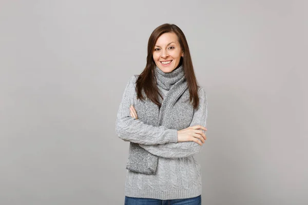 灰色のセーターの若い女性は 折り畳まれた手を繋いでいるスカーフは灰色の壁の背景 スタジオ ポートレートに分離 健全なライフ スタイル の心から感情 寒い季節の概念 コピー スペースをモックアップします — ストック写真