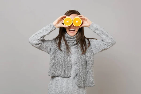笑着的年轻女子在灰色毛衣 围巾覆盖眼睛与橙色隔离在灰色的墙壁背景 健康时尚的生活方式 人真诚的情感 寒冷的季节理念 模拟复制空间 — 图库照片