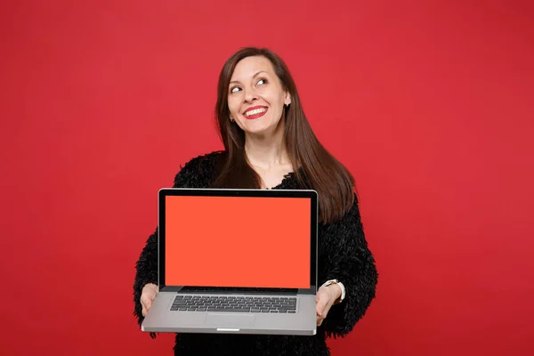 Jovem Sonhadora Camisola Pele Preta Olhando Para Cima Segurando Computador — Fotografia de Stock