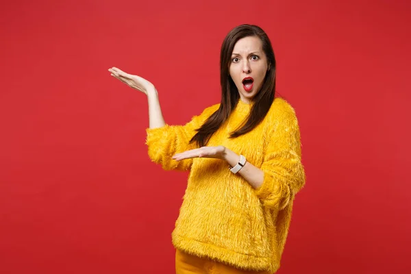 Sorprendida Mujer Joven Perpleja Suéter Piel Amarilla Manteniendo Boca Abierta — Foto de Stock