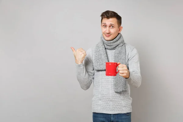 Genç Adam Gri Süveterli Eşarp Kırmızı Fincan Kahve Çay Işaretleme — Stok fotoğraf