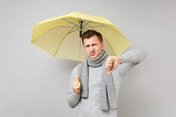 Äcklad Ung Man Grå Tröja Halsduk Innehar Gult Paraply Visar — Stockfoto