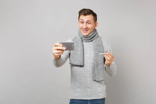 Radosny Młody Człowiek Szary Sweter Szalik Gospodarstwa Termometr Robić Selfie — Zdjęcie stockowe
