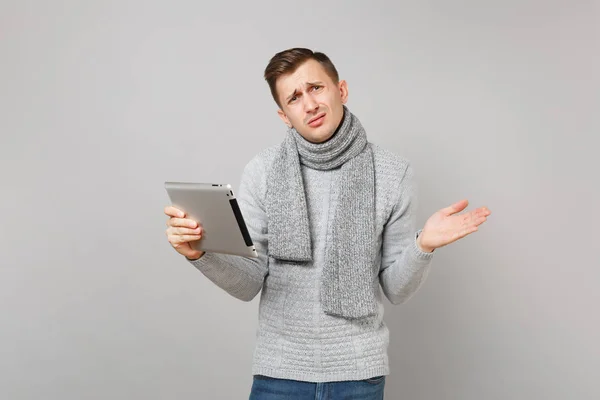 Upprörd Ung Man Grå Tröja Halsduk Med Tablet Dator Sprida — Stockfoto