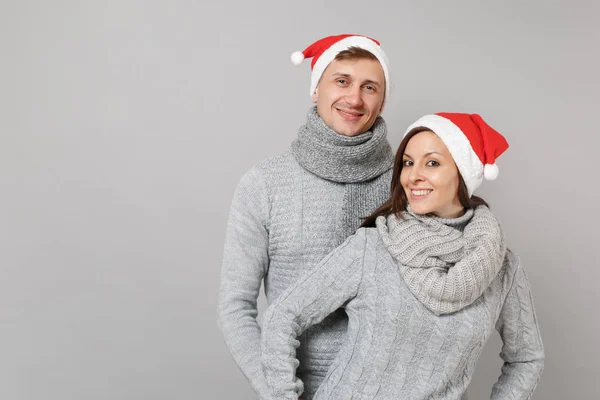 Diversão Alegre Casal Menina Cara Vermelho Chapéu Natal Santa Camisolas — Fotografia de Stock