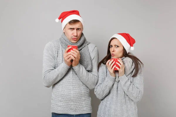 Leuk Koppel Meisje Man Rode Santa Kerst Hoed Grijs Truien — Stockfoto