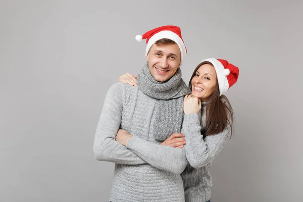 Vrolijk Plezier Paar Meisje Jongen Rood Santa Kerst Hoed Grijs — Stockfoto