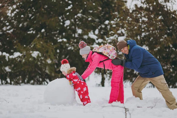 Family Woman Man Little Girl Warm Clothes Playing Making Snowman — Stock Photo, Image