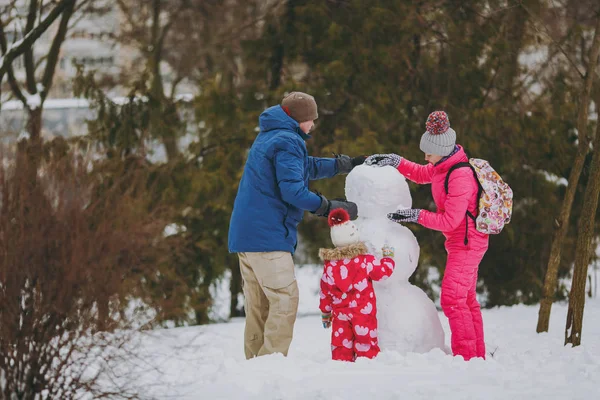 야외에서 눈사람을 만드는 따뜻한 겨울에 휴일에 가입니다 사람들 라이프 스타일 — 스톡 사진