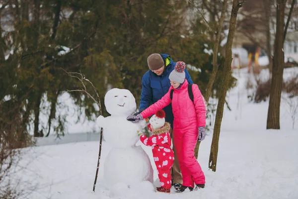 Giovane Donna Uomo Famiglia Bambina Inverno Vestiti Caldi Giocare Rendendo — Foto Stock