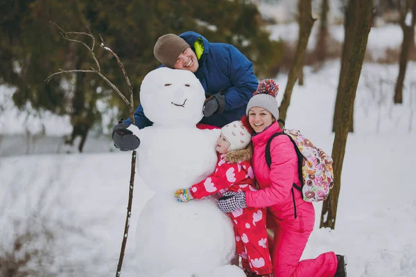 Joyful Young Family Man Woman Little Girl Winter Warm Clothes — Stock Photo, Image