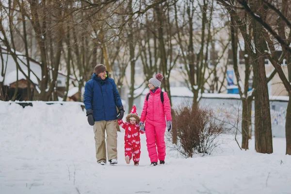 Laughing Family Woman Man Little Girl Winter Warm Clothes Walking — Stock Photo, Image