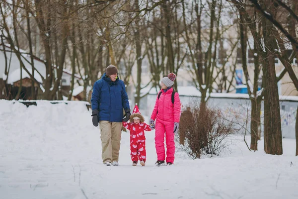 Smiling Family Woman Man Little Girl Winter Warm Clothes Walking — Stock Photo, Image