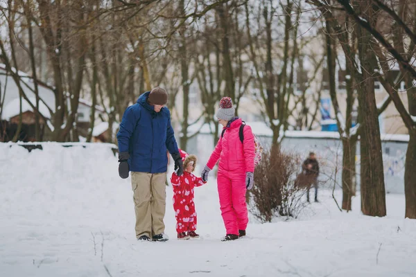 Young Family Woman Man Little Girl Winter Warm Clothes Walking — Stock Photo, Image