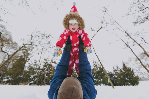 Divertente Famiglia Giovane Uomo Vomitare Bambina Inverno Vestiti Caldi Nel — Foto Stock