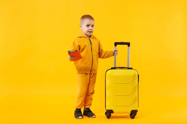 Pequeño Viajero Niño Turista Años Aislado Estudio Fondo Pared Color — Foto de Stock