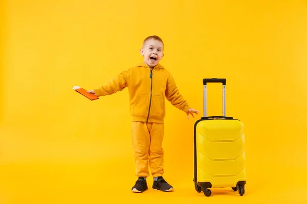 Petit Garçon Touriste Voyageur Ans Isolé Sur Fond Mur Jaune — Photo